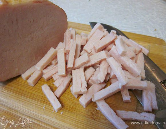 Ветчину так же режем соломкой и отправляем к сухарикам.