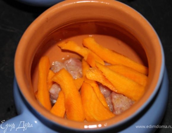 На дно горшочка положить фрикадельки несколько штучек...Нарезаем тыкву небольшими полукружьями и отправлем тоже в горшочек