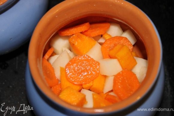 Картофель режем кубиками, морковь тонкими кружочками...