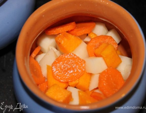 Картофель режем кубиками, морковь тонкими кружочками...