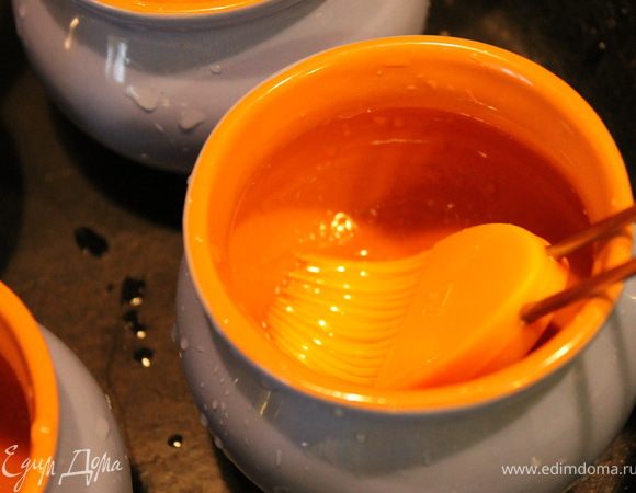 смазать горшочки оливковым маслом..