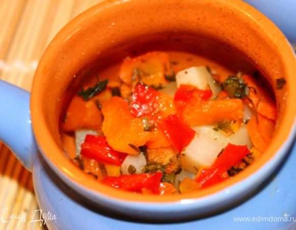 можно добавить красный болгарский перец, травы...у меня только укропчик...налить немного воды, не покрывая овощи...