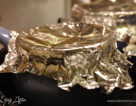 закрыть крышечкой, или фольгой, и отправить в духовку примерно на час...