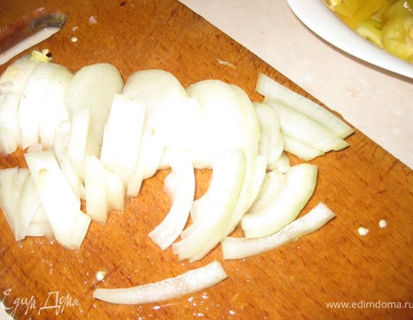 Нарезаем полукольцами лук, помидоры крупным кубиком, чеснок измельчаем.