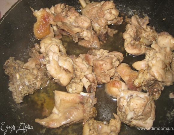 Тем временем разрезаем на средние куски наши куриные четверти(кости оставляем), солим, перчим и обжариваем на растительном масле.