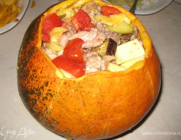 Начинаем фаршировать нашу тыкву - все овощи закладываем чередую между собой, в конце мясо,солим. перчим, даем пряные травки, хорошо тыкву стряхиваем.