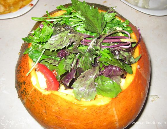 На самый верх кладем петрушку и базилик пучком.