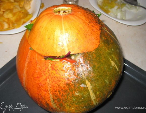 Накрываем верхом от тыквы и отправляем запекатся в духовку при темп.200 гр. примерно на 2-2,5 часа.