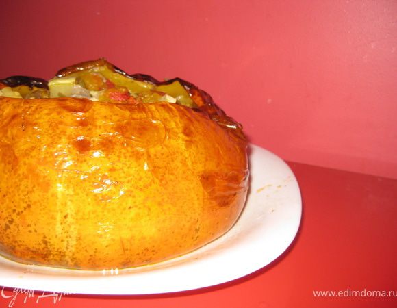 Все овощи и мясо в тыкву не поместились,пришлось из запекать в горшочках, получилось еще 4 горшочка. В горшочках приготовилось быстрее, в тыкве достаточно долго запекалось, если есть проблема со временем, то можна овощи с мясом немного испечь отдельно, а потом переложить в тыкву и уже доготовливать в ней. Получается вкусное, сочное рагу, пропитанное тыквенным соком. Приятного апетита!