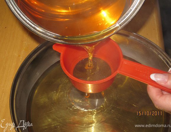 Накануне вечером сделать желе по инструкции на пачке (2 пачки желе высыпать в кастрюльку, залить 2 стаканами горячей воды и прогредь до растворения желатина) и вылить его в плоскую тарелку или форму на 1 см. высотой. Оставить застывать в холодильнике. Я вылила в сковороды, одинаковые диаметром с формой, в которой буду выпекать торт. Но могу сказать, что вы можете разлить его в любые формы, главное чтобы они были плоскими, а потом разложить на бисквит и обрезать края.