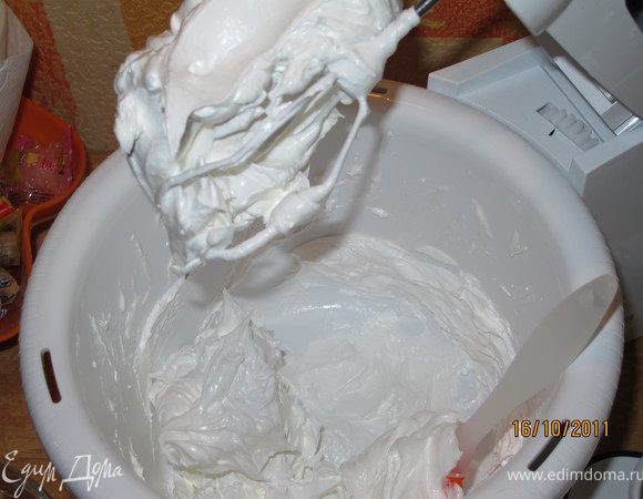 Белки взбить с уксусом до увеличения в объёме в 3-4 раза на первой скорости. Взбивая добавить сахар частями. Увеличить скорость и взбивать до полного растворения сахара. Добавить крахмал и готово.