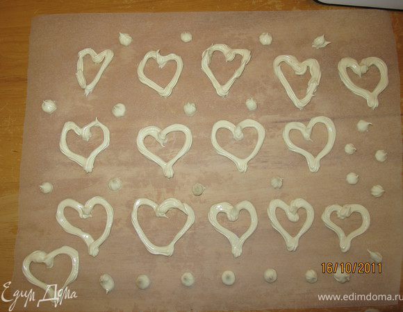Для украшения. На пергаментной бумаге нарисовать сердца. Поместить безе в кондитерский шприц и обвести им сердца. Поставить в духовку и готовить при температуре 120-140 градусов 10-15 минут. Оставить остывать также как корж.