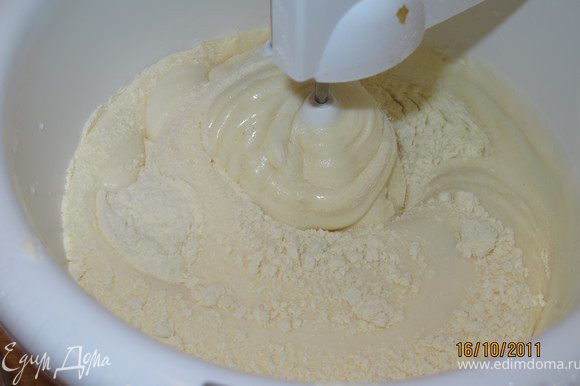 Бисквит: Яйца взбить с сахаром до бела. Смесь должна быть густой. Добавить муку, разрыхлитель, ванилин и всё перемешать. Разъёмную форму выложить бумагой и вылить тесто.Выпекать при температуре 180 градусов. Примерно 40-45 минут.