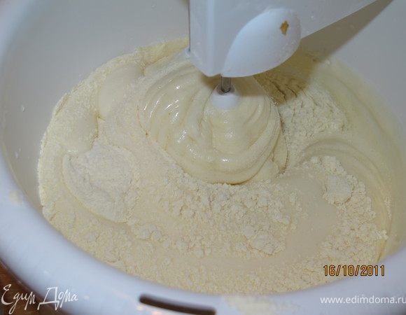 Бисквит:
Яйца взбить с сахаром до бела. Смесь должна быть густой. Добавить муку, разрыхлитель, ванилин и всё перемешать. Разъёмную форму выложить бумагой и вылить тесто.Выпекать при температуре 180 градусов. Примерно 40-45 минут.