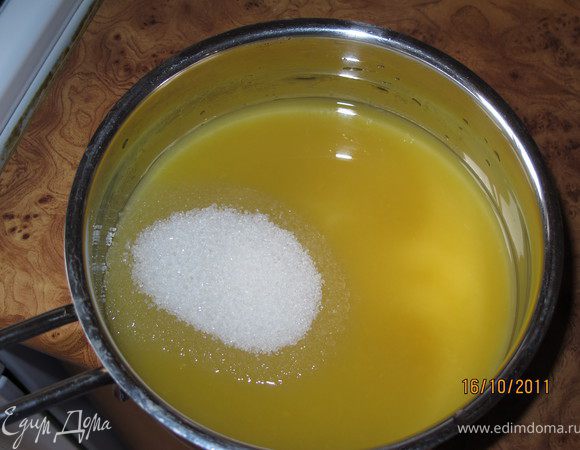 В это время пока печётся бисквит. Готовим пропитку для нижнего и верхнего коржа.
Апельсиновый сок вылить в сотейник и нагревать с сахаром. Уварить в половину на медленном огне, примерно 30-40 минут.