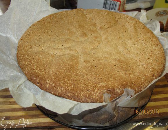 Достаём бисквит из духовки. Чуть чуть его остудить.