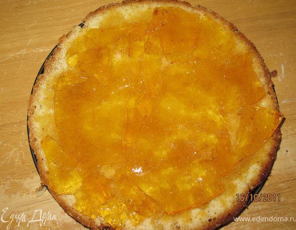 На этот корж выложить желе. Форму, в которой желе, поместить на несколько секунд в тёплую воду и быстро "вылить" желе на корж. Оно выскользнет и ляжет неровно, разровнять, чтобы весь корж был покрыт желе. И убрать пока в холодильник.