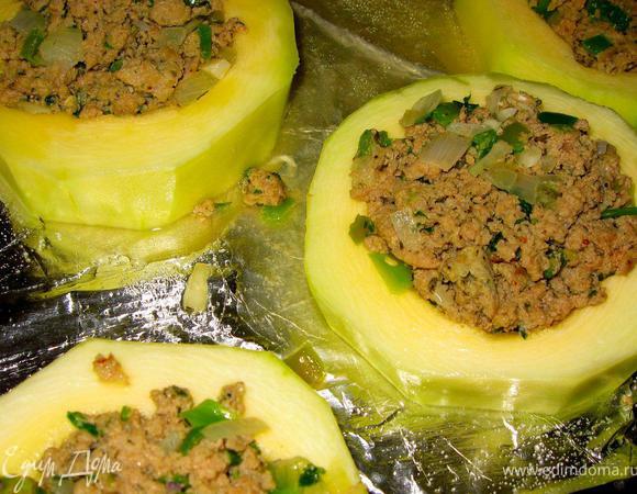 Теперь всеми любимый осенний овощ – кабачок. Поскольку кабачок у меня был крупноватый, то я решил сделать его с мясным фаршем. Для начала я срезал с кабачка твердую кожу, потом нарезал толстыми кольцами и удалил сердцевину и семечки. Потом выложил кольца в глубокую посуду и присолил морской солью. Фарш делается очень просто. В говяжий нежирный фарш добавляем мелко нарубленный сладкий перец, чили, чеснок и белый репчатый лук. Затем одно яйцо, соль перец, тмин и тимьян. 