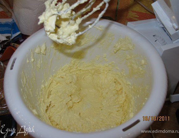 Крем: Взбить сливочное масло до бела, добавить сгущённое молоко и взбивать до состояния крема. Он должен быть гладким как масло. Будет момент когда он будет крупинками, не останавливаться и взбивать.
Взбить сливки с сахарной пудрой до состояния крема.