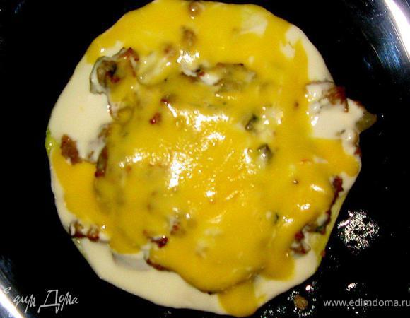 Тщательно вымешиваем фарш, потом обжариваем его на раскаленной сковороде с высоким бортом, добавим немного воды или бульона и тушим под крышкой минут 30. Теперь раскладываем кабачки на противень на фольгу. Внутрь плотно выкладываем фарш и отправляем в разогретую до 180гр духовку минут на 20-25. Как только кабачки станут мягкими, выдвинуть противень, положить на каждый кабачок ложку сметаны, присыпать тертым сыром и запечь еще несколько минут пока сыр не расплавится. Получается очень вкусное, уютное домашнее блюдо!