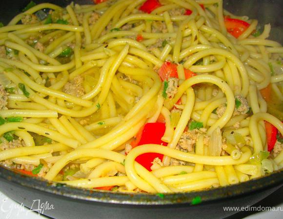 Поскольку у меня осталось немного сочного ароматного фарша в сковородке, я решил приготовить с ним макароны. В Италии они называются Maccheroni – трубчатые и полые внутри (в общем, с дыркой). Отварим их до состояния аль денте, после чего переложим в сковородку с фаршем, добавим нарезанные сладкие томаты, щепотку тимьяна и базилика и половник воды в которой они варились.