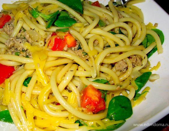 Теперь хорошенько все перемешаем и прогреем минут 5-7 на слабом огне, постоянно помешивая. Остается лишь выложить наши maccheroni в глубокую тарелку, добавить свежей зелени, немного молотого перца и тертого сыра. Ну как тут не вспомнить Пушкина: «У Гальяни иль Кольони \ Закажи себе в Твери \ С пармазаном макарони…» Готовьте у себя дома и Приятного аппетита!