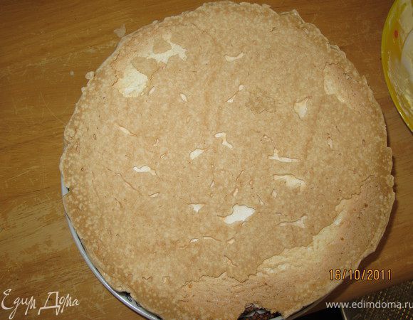 Сверху положить корж безе и смазать его оставшейся половиной сливочного крема. Сверху накрыть коржом.