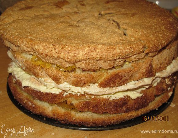 Вытащить корж с желе из холодильника. Коржи, промазанные сливочным кремом, положить сверху коржа с желе. На верхний корж "вылить" желе, так же как описано выше и накрыть пропитанным коржом. Всё, идём к украшению.