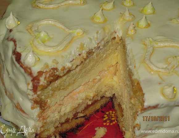 Торт обмазать взбитыми сливками. Положить в кондитерский мешок сливки, по кругу сделать розочки и в них вставить сердца из безе. Это так должно быть. В моём случае вышло как вы видете. Поставить торт в холодильник не надолго. И можно кушать.