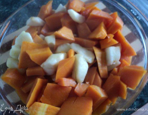 Тыкву и яблоки очистить от кожицы и семян, порезать кусочками, сложить в сотейник, добавить сахар и мед , закрыть крышкой и тушить в микроволновке 20мин при максимальной мощности ( дважды перемешать во время приготовления ). Можно потушить в духовке. 