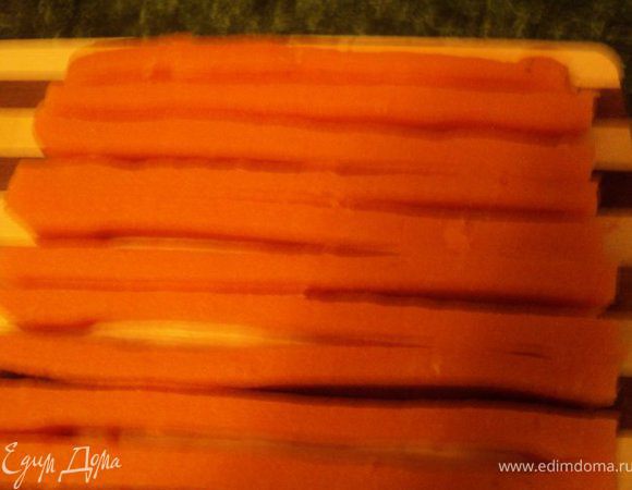 Застывшее суфле порезать полосками сечением 1.5х1.5см по длине формы для торта.