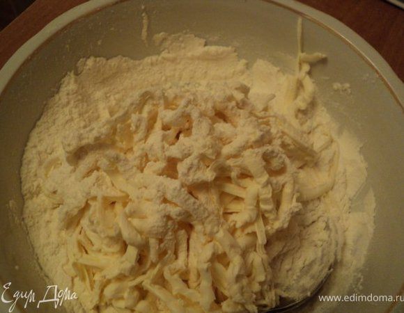 Муку смешать с крахмалом, разрыхлителем для теста, какао, добавить натертый на терке охлажденный маргарин.