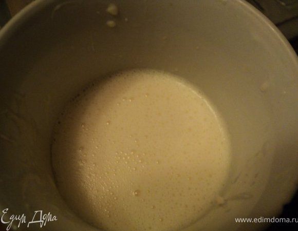 Яйца взбить с сахаром, медом и сметаной.