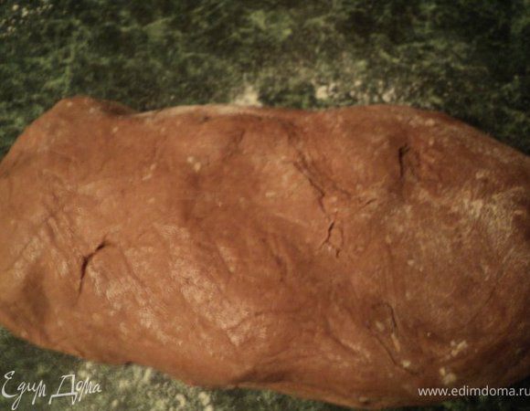 Добавить взбитую массу к мучной смеси и быстро замесить тесто. Затем тесто завернуть в пищевую пленку и положить в холодильник на 30мин.