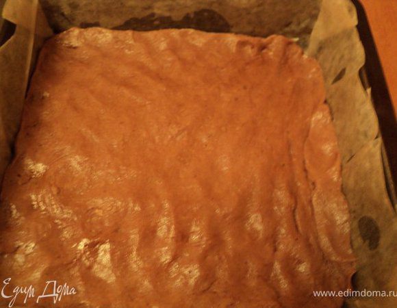 Дно и бока формы для выпечки застелить бумагой для выпечки, смазать растительным маслом. Тесто разделить на две части. Каждую часть по очереди раскатать и уложить в форму. Выпекать при температуре 200 градусов 10мин. Коржи охладить. Лучше сделать тыквенное суфле и испечь коржи заранее. Коржи с медом желательно  выдержать сутки, чтобы они были мягче.