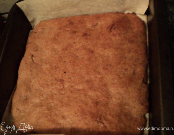 Приготовить сливочное суфле: подготовить как указано выше желатин. Охлажденные сливки взбить с йогуртом, добавив в конце сахар, ванилин и распущенный желатин.
Форму, в которой выпекались коржи, застелить бумагой для выпечки. Положить на дно остывший корж.
