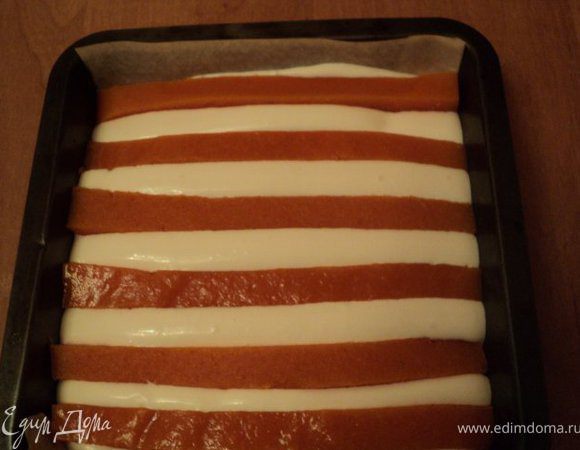 Выложить на корж сливочное суфле толщиной примерно 1.0см. В крем выложить полоски тыквенного суфле на расстоянии 1.5см.