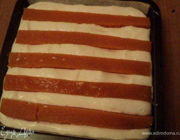 Осторожно выложить еще один слой сливочного суфле и опять полоски тыквенного суфле, отступив от края на 1.5см., т.е, чтобы полоски получились в шахматном порядке.