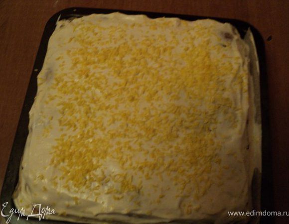 Снова смазать тонким слоем сливочного суфле и уложить второй корж. Сверху пляцок залить оставшимся суфле, выровнять поверхность и посыпать кокосовой стружкой. Поставить в холодильник для застывания на 1-2 часа.