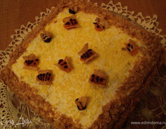 Пляцок  извлечь из формы, бока посыпать измельченными кукурузными хлопьями. Украсить пчелками, сделанными из остатков тыквенного суфле и шоколада, крылышки - из кукурузных хлопьев.