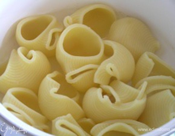 Отварить лумакони в подсоленой воде до готовности как написано на упаковке (не переварите, иначе не будут держать форму). 