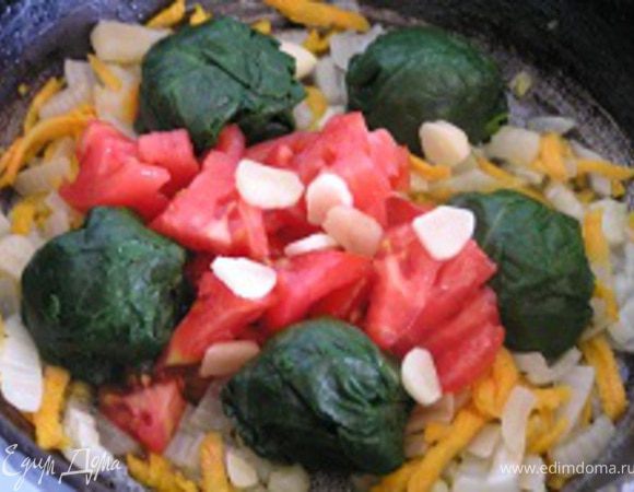 Добавить нарезанный помидор (без кожицы), затем чеснок. Посолить, поперчить, 