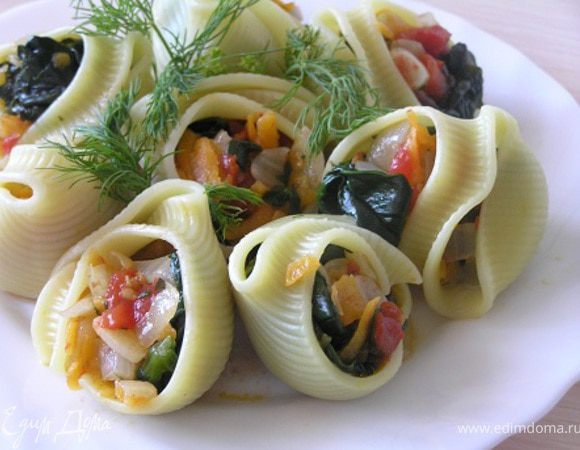 В каждую ракушку положить по 2-3 ч.л. овощной начинки, посыпать укропом. Подавать немедленно!