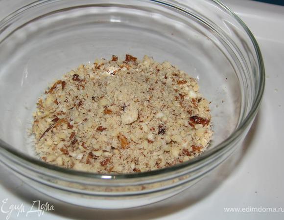 В ступке измельчить горсть миндаля. Не в пудру, но и не очень крупно.