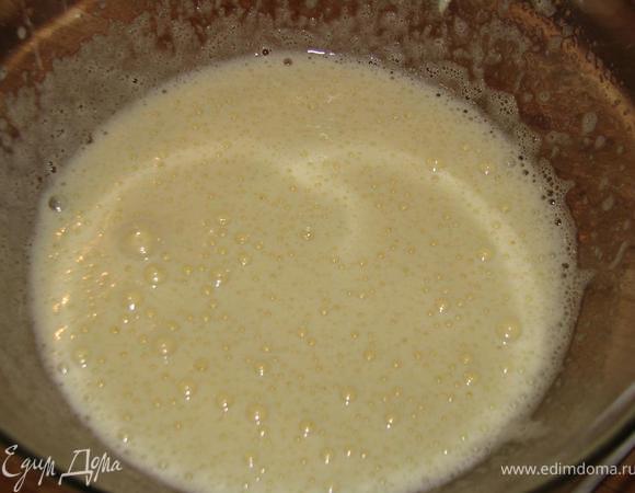 Взбить яйца с щепоткой соли, добавить сахар и ваниль, хорошенько взбить до увеличения в обьеме.