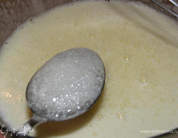 Щепотку соды погасить соком лимона, продолжая взбивать, ввести растительное масло, постепенно добавить муку.