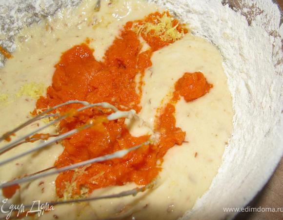 Добавить к тесту орехи, тыквенное пюре, цедру лимона и тертый имбирь. Перемешать.