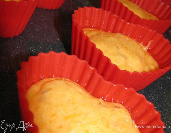 Смазать растительным маслом формочки, аккуратно заполнить их тестом.