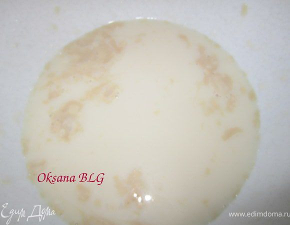 Пока варится бульон, можно приготовить тесто на пампушки. Для этого, молоко с водой немного подогреть, добавить сахар, дрожжи. Дать постоять 5 минут, до образования пенки.