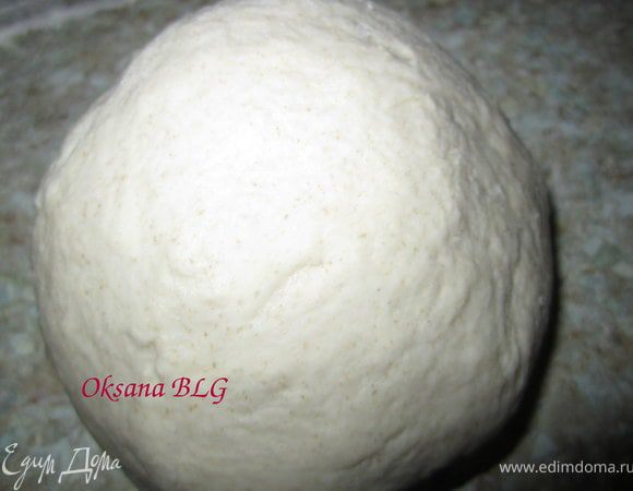Добавить соль, растительное масло, частями пшеничную муку. Вымесить мягкое тесто. Тесто поместить в глубокую посуду, накрыть полотенцем и поставить в теплое место.